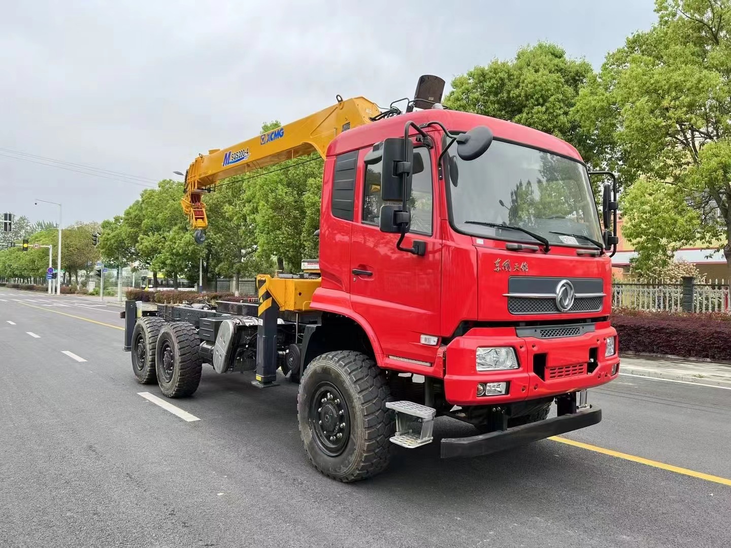 東風(fēng)越野沙漠隨車(chē)吊  徐工四節(jié)直臂六驅(qū)隨車(chē)吊