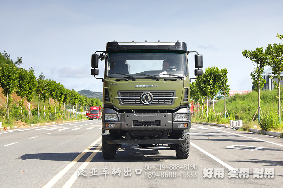 三橋卡車,重型卡車底盤,340馬力底盤,長(zhǎng)途貨車底盤,駕乘感舒適,25噸專用車底盤,12.5-20人字花紋胎