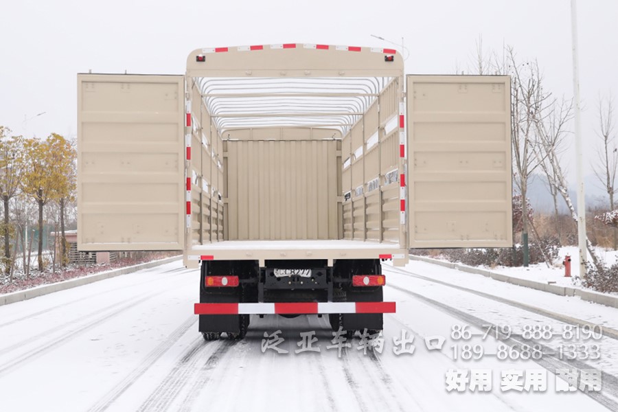 東風(fēng)8x4倉柵車，東風(fēng)平頭一排半駕駛室，東風(fēng)重型倉柵車，東風(fēng)大承載力越野卡車，東風(fēng)十二檔變速卡車，東風(fēng)420L油箱，倉柵運(yùn)輸車，大馬力卡車