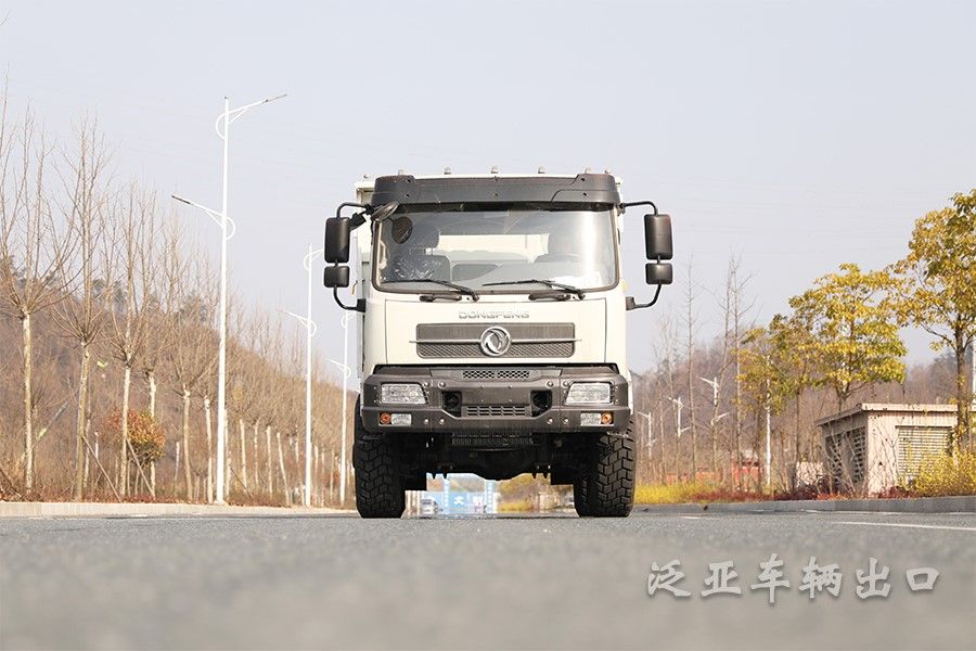 <strong>東風(fēng)四驅(qū)4x4白色平頭自卸車大馬力越野自卸運輸車</strong>