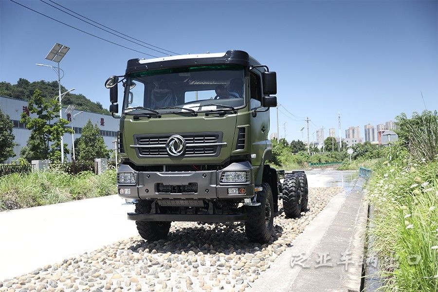 <strong>東風(fēng)六驅(qū)6x6全驅(qū)大力神越野專用車底盤</strong>