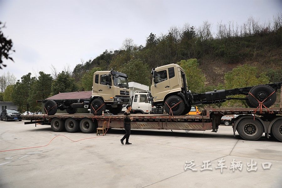 <strong> 東風(fēng)四驅(qū)4x4全驅(qū)平頭大馬力越野運輸車交付</strong>