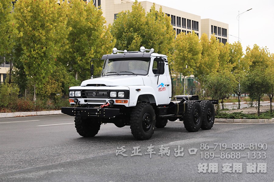 東風(fēng)白色經(jīng)典六驅(qū)6x6全驅(qū)EQ2082越野專(zhuān)用車(chē)底盤(pán)